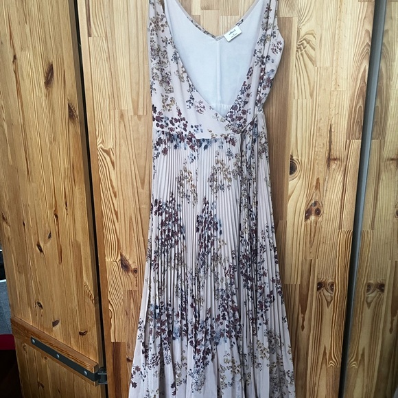 Aritzia Wilfred Beaune light pink floral wrap midi dress (size XS) - Picture 2 of 11